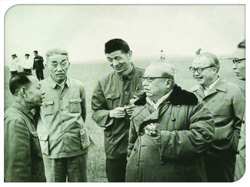 费孝通与民盟中央智力支边小组的同志在内蒙古草原调研