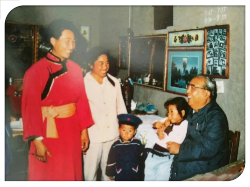 费孝通在翁牛特旗黑塔子嘎查牧民家中